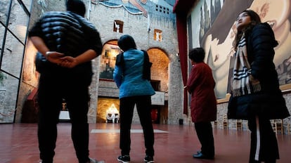 Un grupo de turistas extranjeros visita el museo Dalí en Figueres
