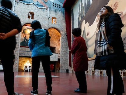 Un grupo de turistas extranjeros visita el museo Dal&iacute; en Figueres