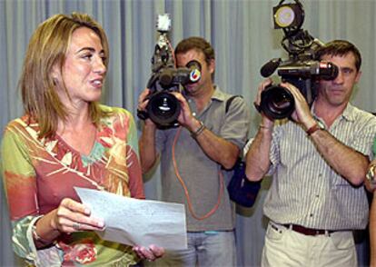 La responsable de educación del PSOE, Carme Chacón, pidió ayer documentos económicos de la Ley de Calidad. PLANO MEDIO - ESCENA