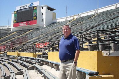 El académico Felipe Agüero, en la actualidad, en el Estadio Nacional de Chile, donde fue torturado en 1973.