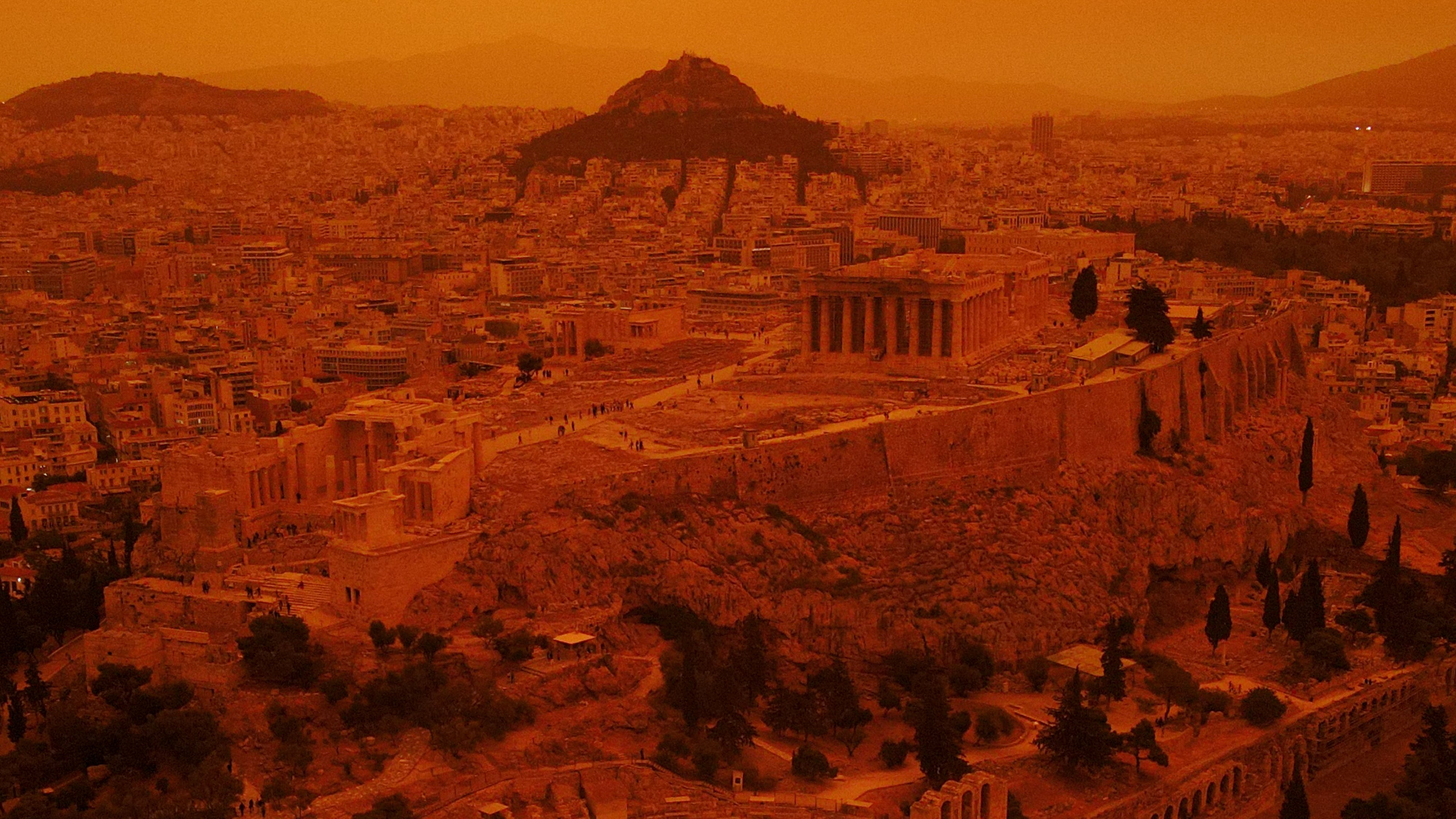 ATHENS, GREECE - APRIL 23: A dust cloud from the Sahara Desert in Africa covers the Acropolis on April 23, 2024 in Athens, Greece. (Photo by Milos Bicanski/Getty Images)    ----PIEFOTO----     Atenas, cubierta por una nube de polvo del desierto del Sáhara en abril de 2024.