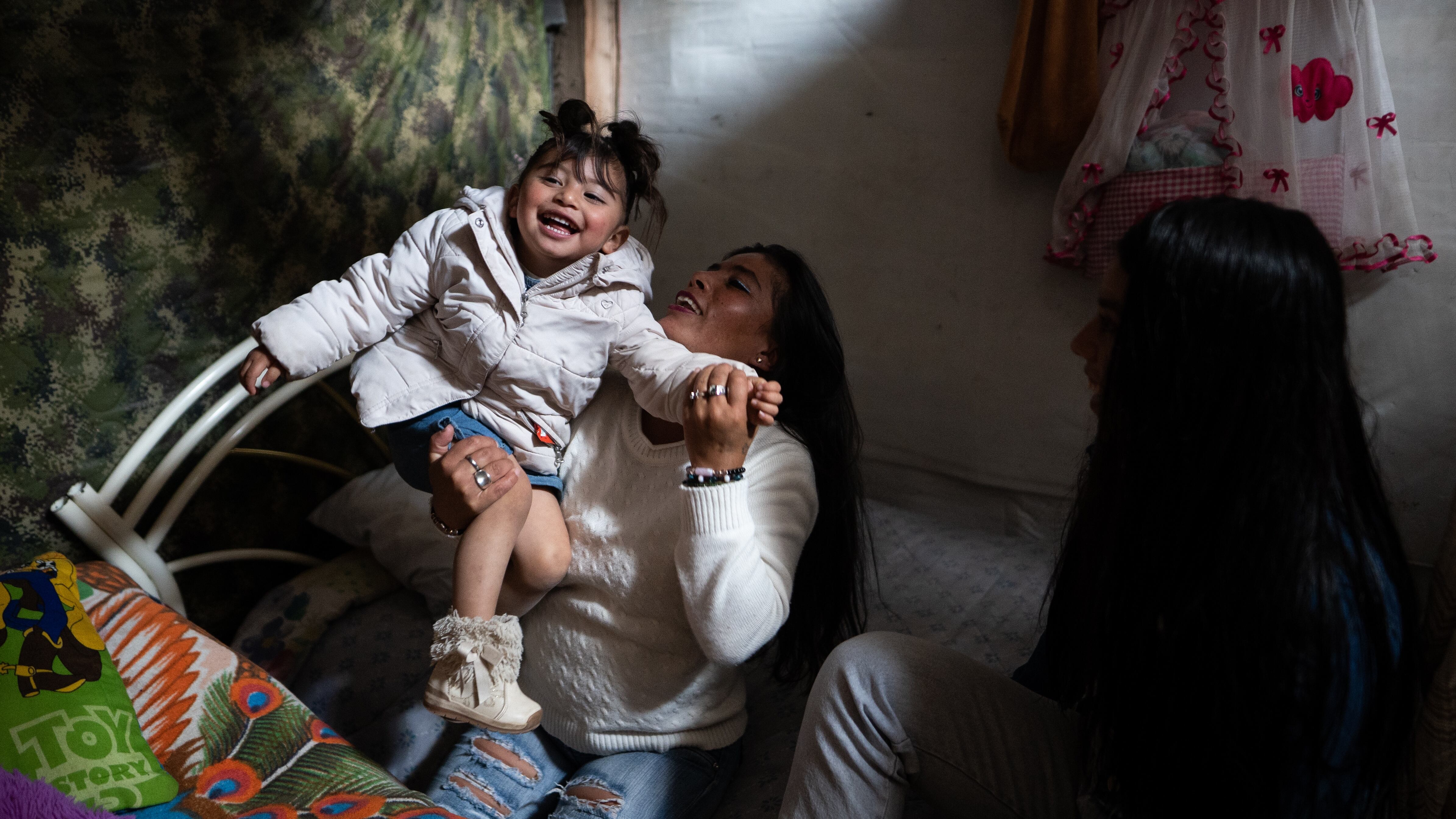 Patricia Rodríguez juega con su nieta Yoselyn en Soacha, Colombia.