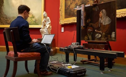 Carlos Bayod, este miércoles escaneando en 3D 'Vieja friendo huevos', en la National Gallery de Edimburgo.