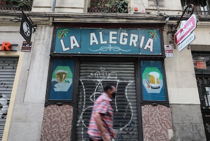 Carteleria de diseño gráfico antiguo en establecimientos históricos de Madrid. En la imagen, el Bar Alegría, en la calle Veneras.