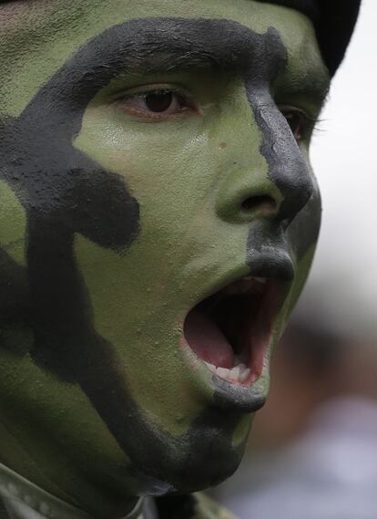 Un soldado de la Fuerza Especial de Colombia canta mientras marcha en el acto de celebración de independencia.