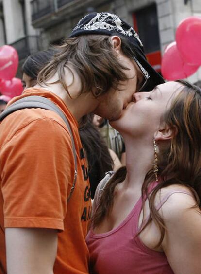 Una pareja se besa en Barcelona en el evento 'Kiss the World', organizado por Desigual.