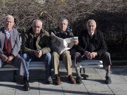 Jubilados en la plaza de la estación de trenes de A Coruña