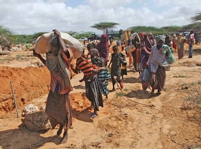 Familias somalíes provenientes del sur del país llegan a Mogadiscio para huir de la sequía que sufre la región. Miles de personas han llegado a la capital somalí en las últimas dos semanas para buscar asistencia y escapar de la falta de agua y alimentos que atenaza el Cuerno de África