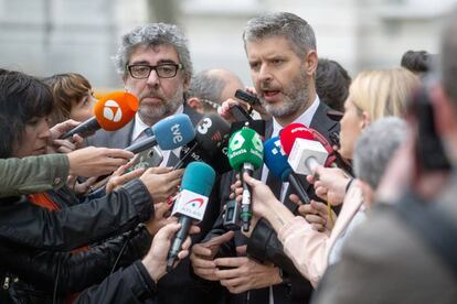 Los abogados de los políticos presos electos, Andreu Van den Eynde y Jordi Pina este miércoles en Madrid.