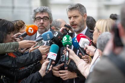 Los abogados de los políticos presos electos, Andreu Van den Eynde y Jordi Pina este miércoles en Madrid. 