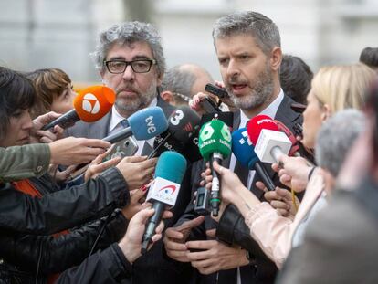 Los abogados de los políticos presos electos, Andreu Van den Eynde y Jordi Pina este miércoles en Madrid. 