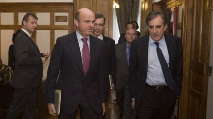 Guindos habla con Gómez, antes del acto en la UIMP.