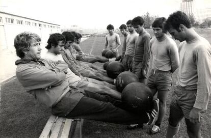 Vel&aacute;zquez, primero por la izquierda, en un entrenamiento con el Castillo en 1977.