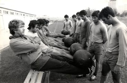 Velázquez, primero por la izquierda, en un entrenamiento con el Castillo en 1977.