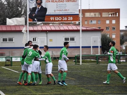 Los jugadores del Spartac de Manoteras celebran un gol delante del vestuario en el que le robaron los m&oacute;viles. 