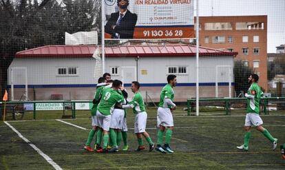 Los jugadores del Spartac de Manoteras celebran un gol delante del vestuario en el que le robaron los móviles.