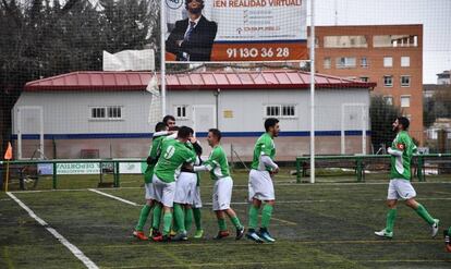 Los jugadores del Spartac de Manoteras celebran un gol delante del vestuario en el que le robaron los m&oacute;viles. 