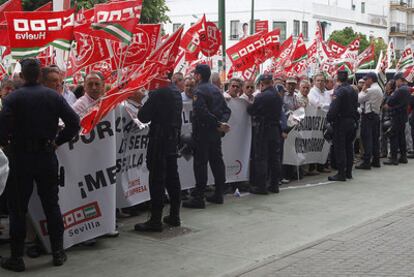 Los trabajadores prejubilados protestan por el bloqueo del fondo de los ERE ante la Consejería de Empleo.