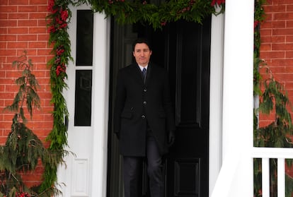 Justin Trudeau, al salir de su residencia de Rideau Cottage, en Ottawa, para anunciar su dimisión.