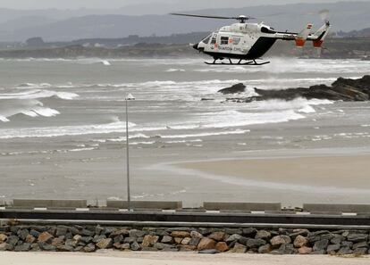 <b>Labores de búsqueda.</b> Protección Civil ha rastreado la costa durante varios días. Este viernes, Salvamento Marítimo anunció que debido al tiempo que había transcurrido desde su desaparición, abandonaba las labores de búsqueda.