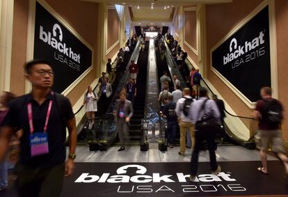 Asistentes a su llegada a la conferencia sobre seguridad cibernética Black hat en Las Vegas, Nevada.