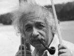 El físico Albert Einstein, a bordo de su barco en el lago Saranac (Estados Unidos)