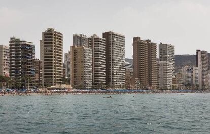 La playa de Benidorm, con sus altos edificios de fondo. 