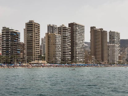 La playa de Benidorm, con sus altos edificios de fondo. 