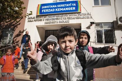 Niños en la entrada de la escuela Ferzad Kemanger, en Diyarbakir.