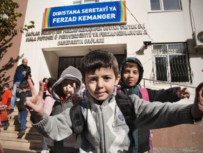 Ni&ntilde;os en la entrada de la escuela Ferzad Kemanger, en Diyarbakir.
