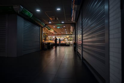 Pasillos del mercado de Torrijos, con gran parte de los comercios cerrados y sin actividad. 
