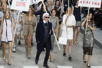 El diseñador ha salido a saludar tras el desfile acompañado de sus manifestantes con pancartas. Entre ellas, la modelo Gisèle Bundchen en una de sus raras apariciones sobre la pasarela.
