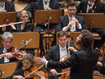 Jakub Hrůša (de espaldas) dirige a la Sinfónica de Bamberg, el pasado lunes en Zaragoza.