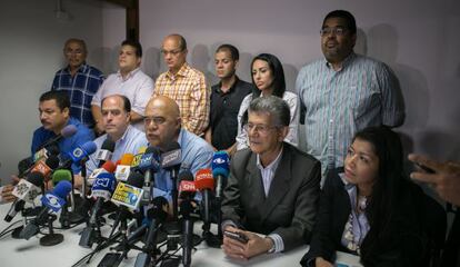 El secretario general de la MUD, Jesús Torrealba, al centro.