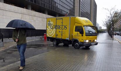 Una furgoneta de Correos en Valencia. 