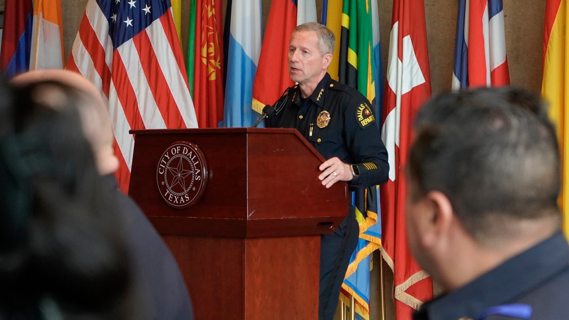 La policía de Dallas se desmarca de la campaña de deportaciones de Trump y la presión del gobernador Abbott