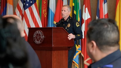 Michael T. Igo, jefe del cuerpo policial de Dallas, durante una reunión con líderes distritales, este 11 de febrero.