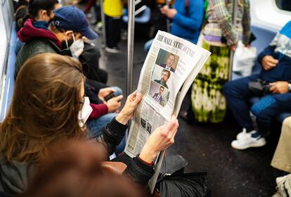 Una pasajera del metro de Nueva York lee 'The Wall Street Journal'.