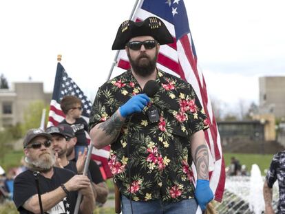 El líder neonazi Matt Marshall, manifestándose en Olympia, Washington, el pasado mes de abril con parafernalia nueva y antigua.