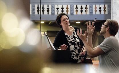 Tabea Zimmermann y Leif Ove Andsnes durante el ensayo de la 'Sonata para viola' de Shostakóvich en la iglesia de Kvinnherad.