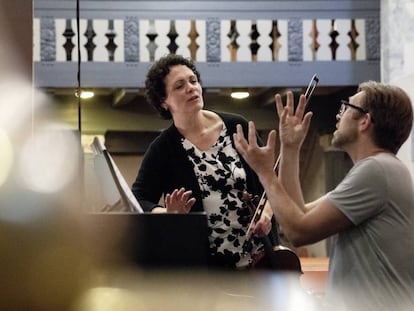 Tabea Zimmermann y Leif Ove Andsnes durante el ensayo de la 'Sonata para viola' de Shostakóvich en la iglesia de Kvinnherad.