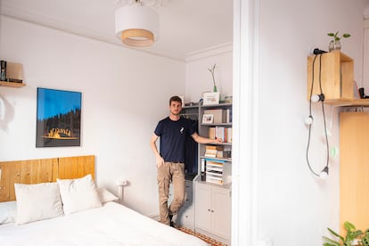 Txema Escorsa, vecino de Gràcia, en su habitación del edificio donde la propiedad ha transformado pisos en 'colivings'. Su dormitorio, en el piso de arriba, cuesta 980 euros al mes