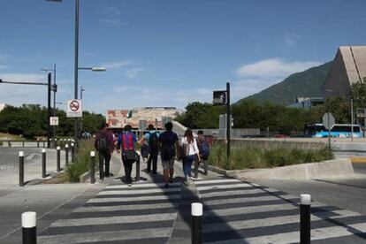 Estudiantes en la entrada del Tecnológico de Monterrey.