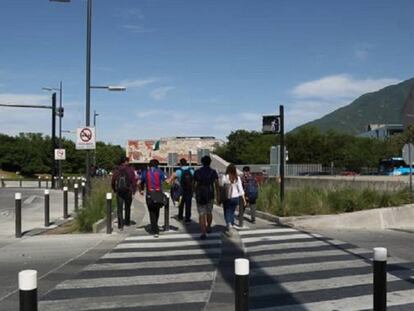 Estudiantes en la entrada del Tecnológico de Monterrey.