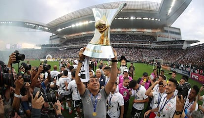 Carille ergue a taça de campeão brasileiro de 2017.