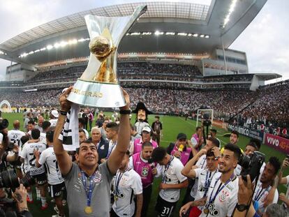 Carille ergue a taça de campeão brasileiro de 2017.