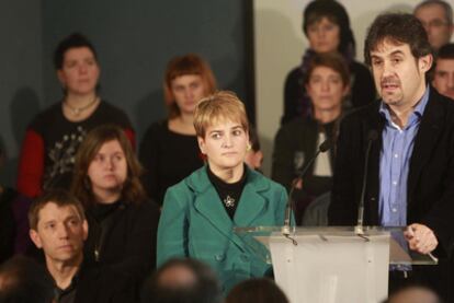 Pello Urizar y Rebeca Ubera intervienen en el acto de ayer. A la izquierda, Rufi Etxeberria.