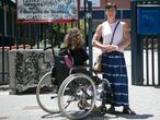 Dvd 1060 30.06.21Isabel y su hija, con discapacidad motórica, en la entrada al instituto Marques de Suanzes, en Madrid.. foto: Santi Burgos