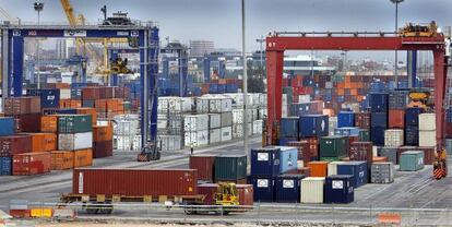 Contenedores en el puerto de Valencia.