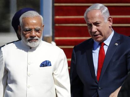 El primer ministro israel&iacute; Benjamin Netanyahu (a la derecha) recibe a su homologo indio Narendra Modi, este martes en Tel Aviv.